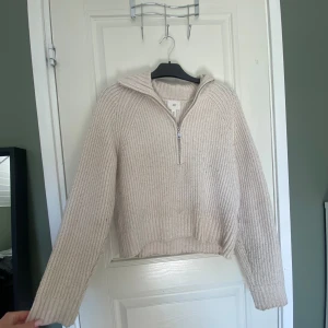 Stickad tröja  - Fint skick , använd 🌟 