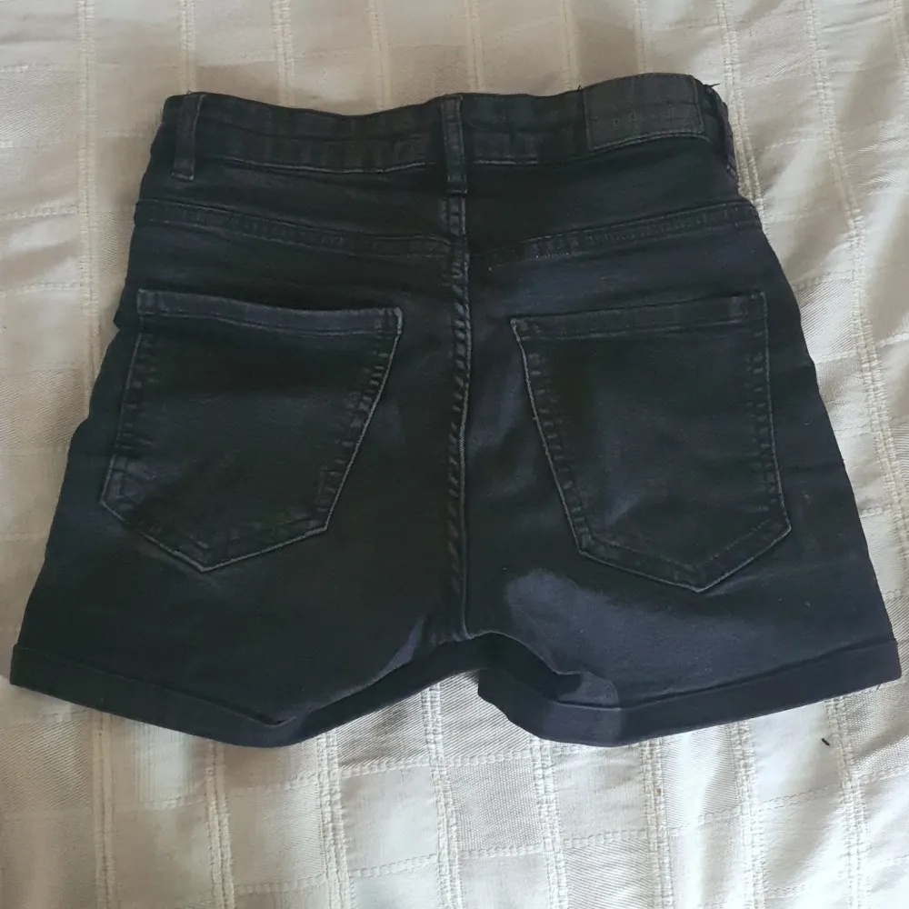 Säljer ett par svarta jeansshorts från perfekt jeans i storlek S. De är i nyskick och är perfekta för sommaren! Kom privat för fler bilder, kan diskutera pris! 💗. Shorts.