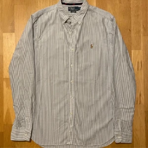 Fet Ralph lauren skjorta - Riktigt fräsch skjorta från Ralph lauren, endast använd 2-3 gånger och är inget fel på den. Säljer då den blivit för liten för mig.