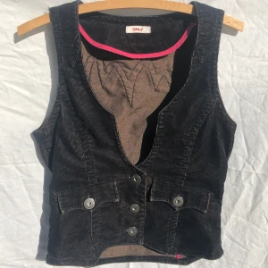 Vintage vest - Ascool vest i manchestertyg köpt för 200kr på second hand! Går att justera i ryggen! Passar mig som har storlek s
