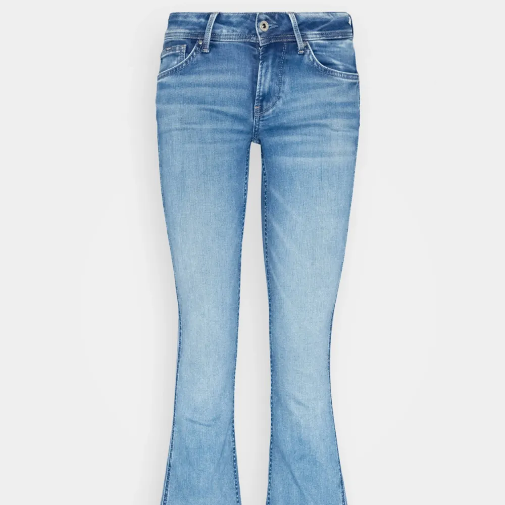 Säljer mina jääättefina pepe jeans!!🩷 Inga defekter förutom nere vid fötterna som syns på sista bilden!!💗 Orginalpris 1185kr men säljer för 700kr då defekterna vid fötterna, priset går att diskutera!!💝💝. Jeans & Byxor.