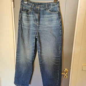 Blå jeans från Collusion - Säljer ett par snygga blå jeans från Collusion. De är högmidjade och har en straight fit. Perfekta för både vardag och fest! De är i bra skick och har en klassisk femficksdesign med dragkedja och knapp framtill. knappt ens använda