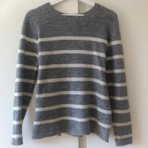 Randig tröja - Jättesnygg stickad randig tröja från hm, den har inga defekter och är från barnavdelningen i storlek 158/164 men passar som xs/s 💕