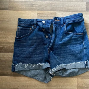 Blåa jeansshorts  - Blåa jeansshorts i storleken S. Shortsen har används några gånger men har inga fel alls.