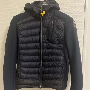 Parajumpers cardigan  - Parajumpers cardigan som inte längre kommer till användning, i gott skick! Hör av er vid fler frågor/ bilder, pris går att diskutera! Byte går också bra (mot likadan vara i större storlek)