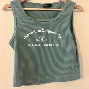 Sportig topp - Sportig topp. Använd få gånger.