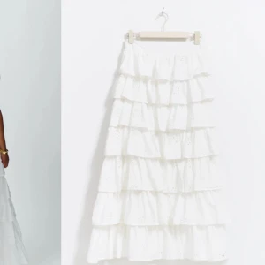 Gina tricot långkjol  - Säljer min sjukt fina kjol ifrån Ginatricot, den är i storlek s, den har en liten oljefläck men man ser den på sista bilden längst ner så man ser den inte när man har den på sig,köpte för 800kr, skriv vid frågor💗