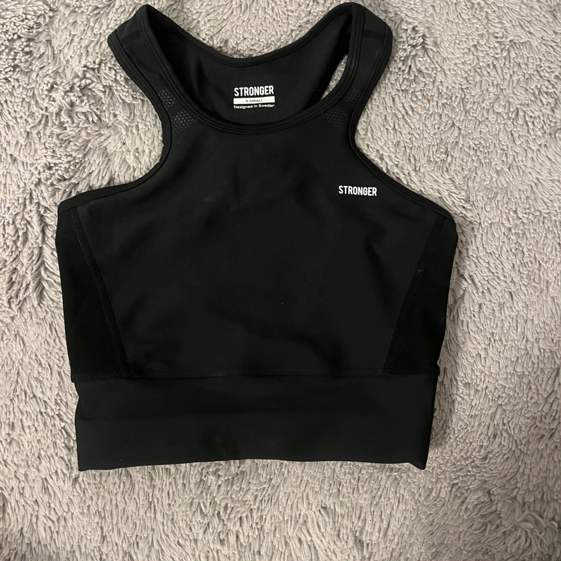 Svart sporttopp från Stronger