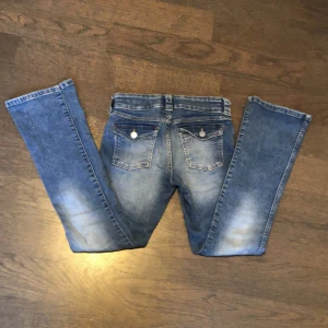 Blå jeans med bootcut - Snygga blå jeans med bootcut-stil. Nästan oanvända🩷