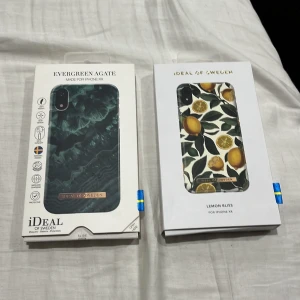 Mobilskal från iDeal of Sweden - Två snygga mobilskal för iPhone XR från iDeal of Sweden. Ett med mönstret Evergreen Agate och ett med Lemon Bliss. Helt nya endast öppnad förpackning, kom aldrig till användning då jag bytte telefon precis efter köpet. Kan köpas var för sig eller båda! 🥰.                                          Priset kan diskuteras!
