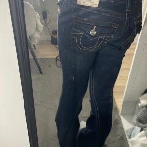 Mörkblå true religon jeans - ! BYTE! Söker nåhh gå in som skulle vilja byta mina mörkblåa truereligon jeans i storlek 26w till ett par i 25w. Hör gärna av er om ni har ett par och vill byta❤️ mina är helt nya utan prislapp bara