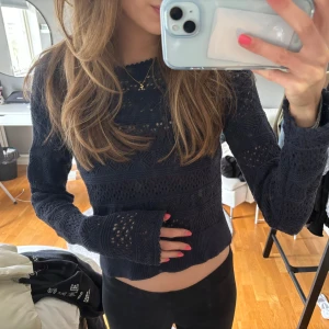 Mörkblå stickad tröja - Säljer en mörkblå stickad tröja från esprit. Den är endast använd ett fåtal gånger och i bra skick!!☺️