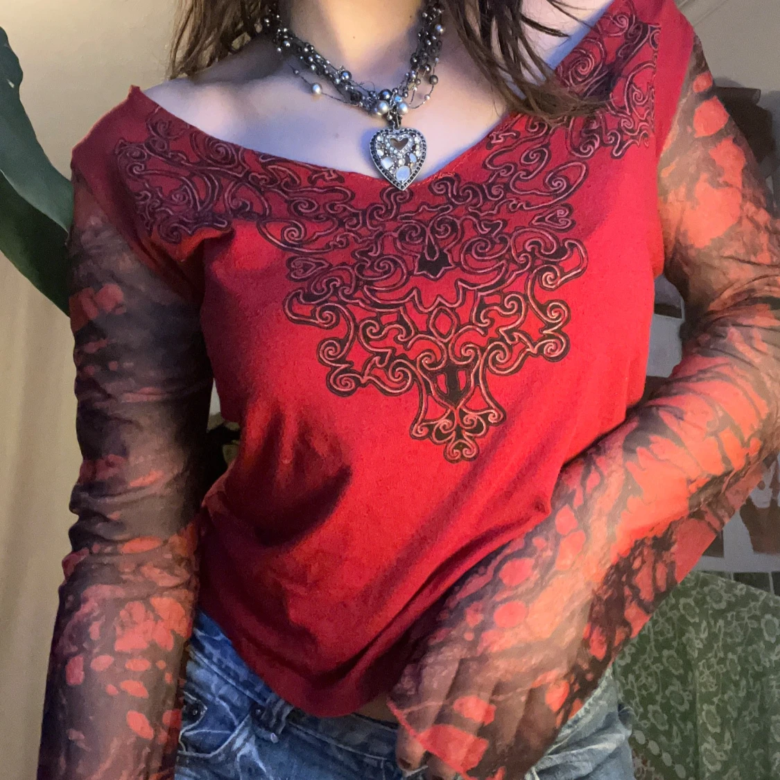 Röd topp med mönstrade ärmar