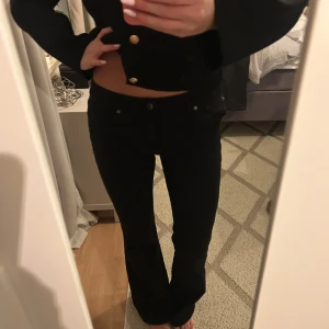 Svarta bootcut jeans - Snygga svarta bootcut jeans från bershka, aldrig använda då jag tycker att de ej passar mig❤️