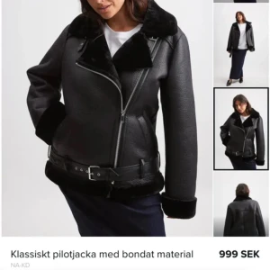 Svart pilotjacka med bondat material - Klassisk svart pilotjacka från NA-KD med bondat material och en stilren design. Jackan har en dragkedja framtill och ett bälte i midjan för en snygg passform. Den har långa ärmar och en mjuk krage som ger extra värme.