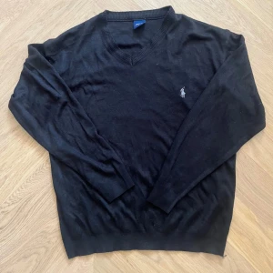 Stickad Ralph Lauren tröja - Stickad V-ringad Polo Ralph Lauren tröja | skick ~ 8/10, tröjan är nopprig annars bra | Storlek S | Självklart äkta / Mvh