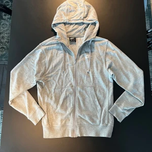 Hoodie Nike - Nike hoodie i storlek xs. Är i bra skicka med inga defekter på.                                                                Hör av er vid frågor, funderingar eller prisförslag!
