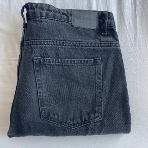 Grå jeans från Weekday - Snygga gråa raka jeans från Weekday. Jeansen är midrise. Knappt använt dessa så dem är i väldigt bra skick! Strl passar dig som är en M/38 i jeans