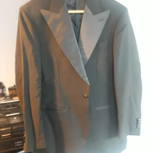 Svart kavaj från Brioni - Elegant svart kavaj från Brioni, tillverkad av ull och mohair från Vitale Barberis Canonico. Perfekt för formella tillfällen med klassiska slag och knappar framtill.