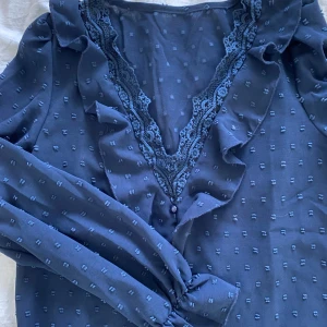 Långärmad blus  - Helt ny och oanvänd som är i toppskick 