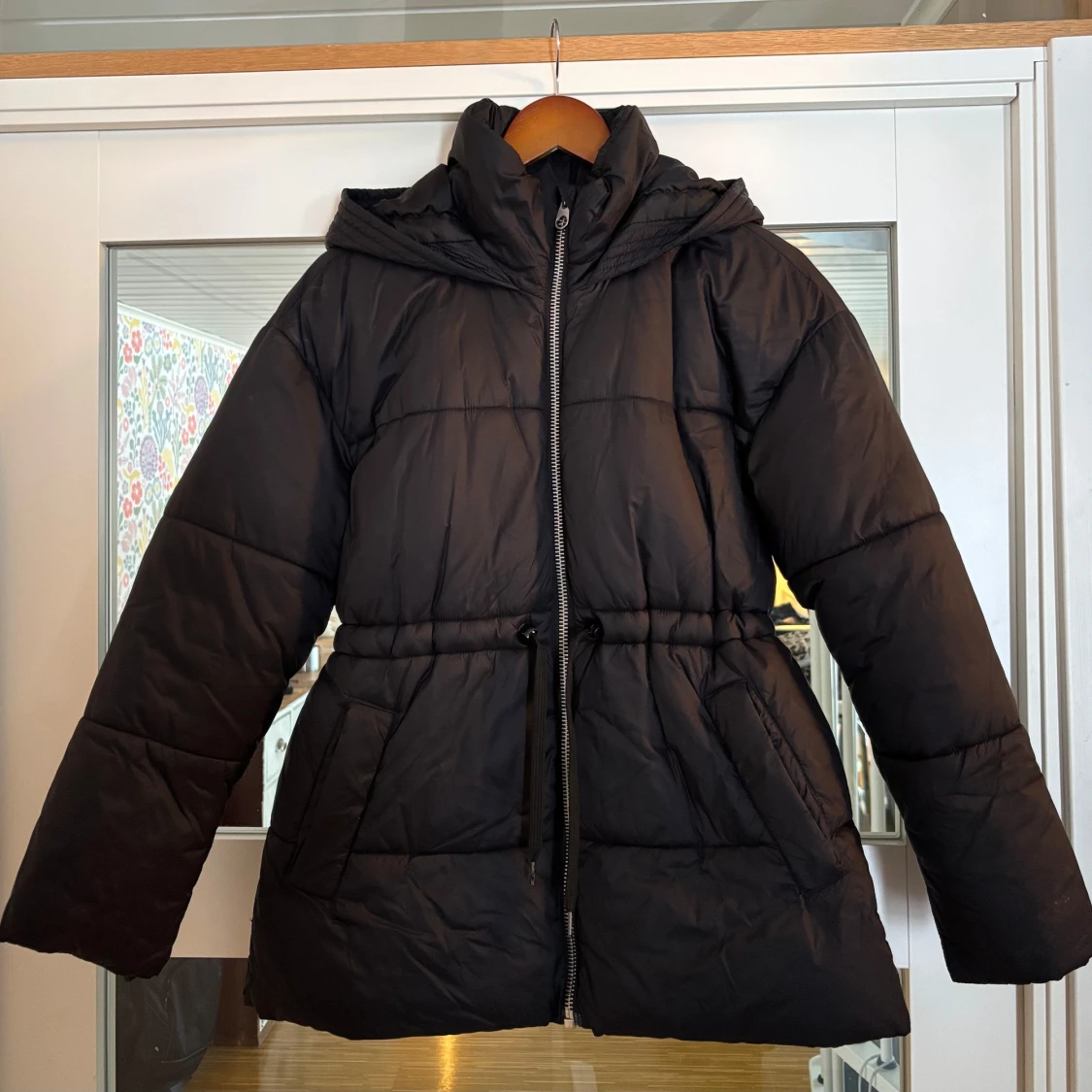 Svart vinterjacka med huva