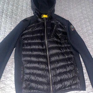 Parajumper Nolan Mesh Hooded Hybrid Black - Halloj! Säljer nu min riktigt feta Parajumper cardigan I storlek M då den ej kommer till användning. Inte ett märke i den av vad jag kan se, bättre skick begagnad än denna blir svårt att hitta. Köpt på careofcarl för 4499kr. Släpper den för 1800 men priset kan diskuteras, om du har några frågor, så hör av dig! 
