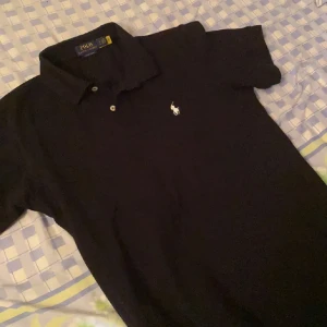 Ralph lauren pike svart - Bra skick, använd fåtal gånger och säljer för ett bra pris 299kr. Tröjan är storlek s-m och passar till nästan allt!