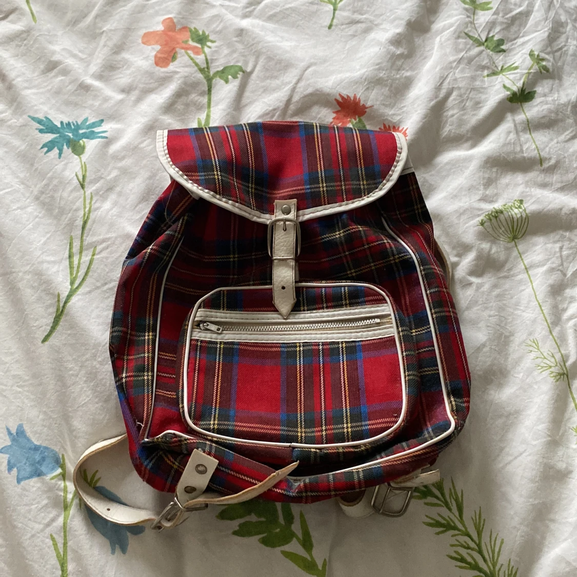 Rutig ryggsäck med vita detaljer från island