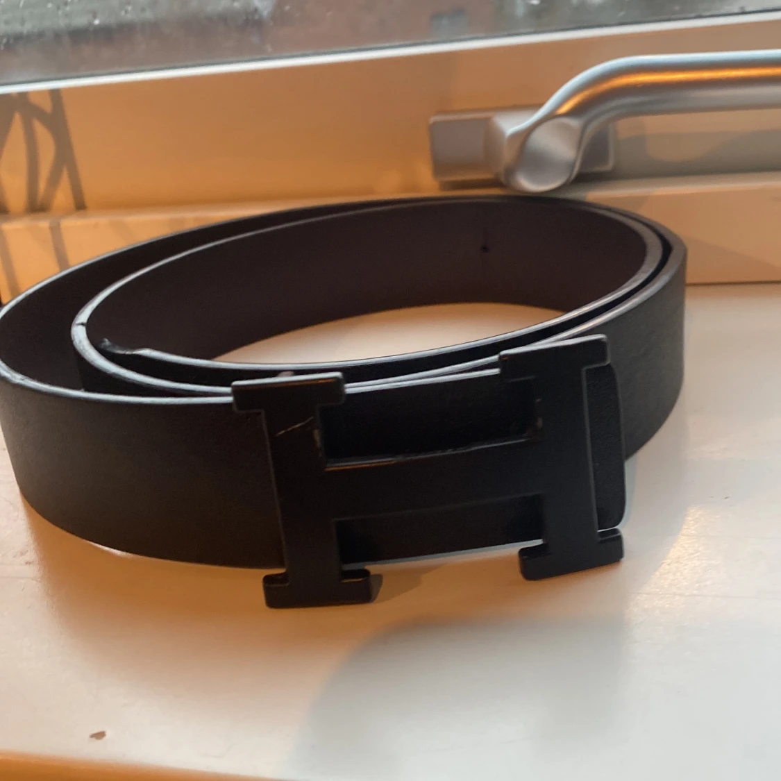 Svart bälte med H-spänne - 90