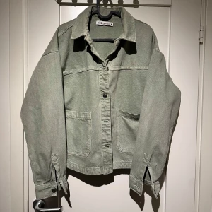 Grön jacka från Zara - Grön jeansjacka från Zara i stl xs. Den är i fint skick och använd fåtal gånger.