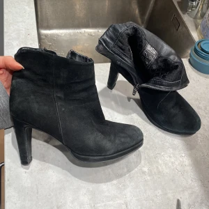 Svarta mocka boots med klack - Snygga svarta boots i mocka med klack och dragkedja på sidan. Perfekta för en stilren look.