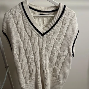 Beige stickad väst från Gina Tricot - Jättefin beige och svart kabelstickad väst som passar till både vardag och finare tillfällen🤎 Knappt använd!!  Tveka inte på att skriva vid frågor✨