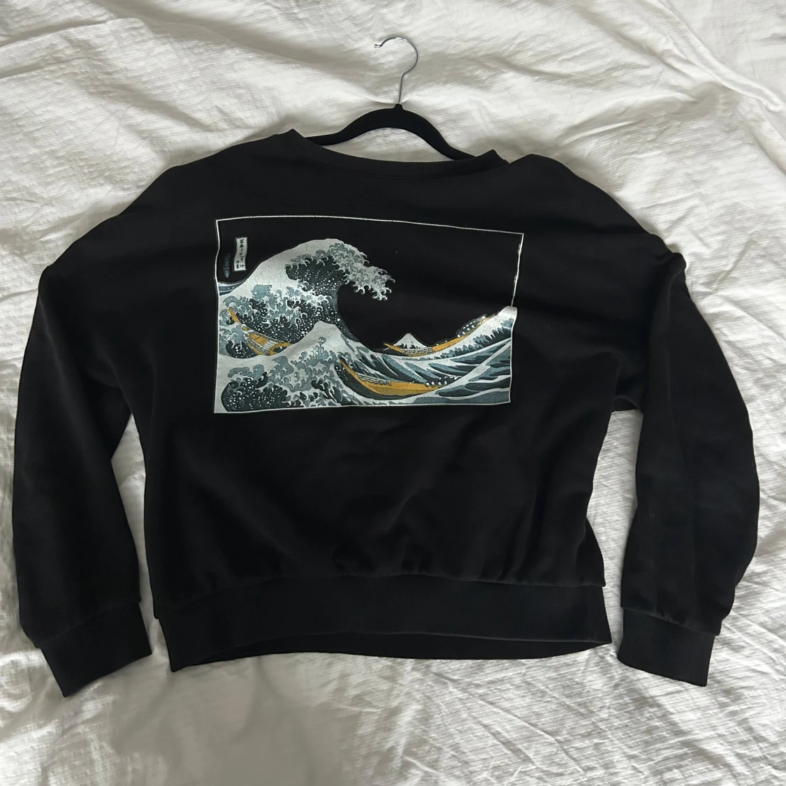 Svart tröja med vågmotiv