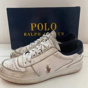 Vita sneakers från Polo Ralph Lauren - Snygga vita sneakers från Polo Ralph Lauren med klassisk logga på sidan. Skorna har snörning och en bekväm passform.