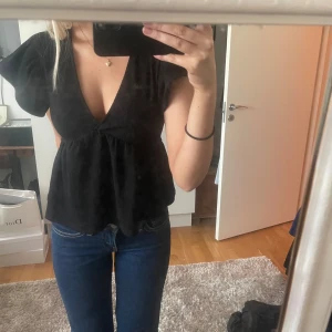 Söt blus  - Säljer denna fina blus från Gina Tricot, säljer då jag har många liknande. 