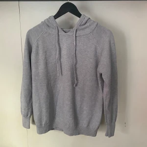 Luvtröja Merinoull Stl S - Säljer en luvtröja i merinoull i storlek S. Fick den i julklapp men i fel storlek därav försöker jag sälja den! Tröjan är i nyskick och enbart testad. Den är väldigt skön och otroligt stilren. Kontakta mig för mer info och bilder osv🙌🏼