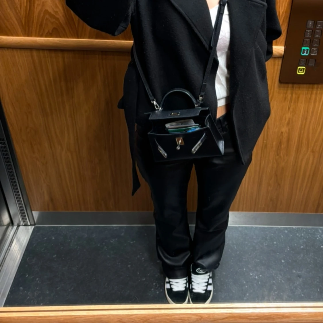 Svart kappa med knytband - 90