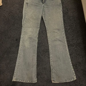 Grå jeans från Henri Lloyd - Snygga grå jeans från Henri Lloyd med en klassisk straight fit. Vet inte riktigt storlek. Jag är 1.61 och längden är bra och sitter bra vid rumpan. Lite stor i midjan 