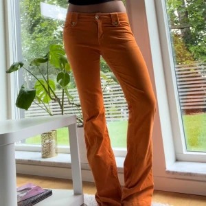 Coola byxor - Lågmidjade bootcut manchesterbyxor 💕Så snygga!