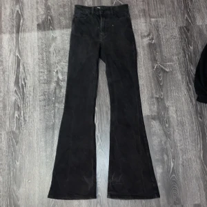 Svarta flare jeans från Bershka - Snygga svarta flare jeans från Bershka i storlek XS. De har en hög midja och klassisk femficksdesign. Perfekta för en trendig look med en modern twist.