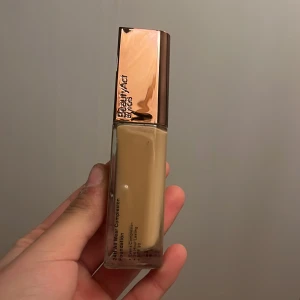 Foundation från BeautyAct - Säljer en foundation från BeautyAct i nyansen 09C. Flaskan har en elegant design med en roséguldfärgad kork och praktisk pump. Perfekt för en jämn och naturlig finish. Den e fel färg för mig så hoppas att någon annan kan ha den 