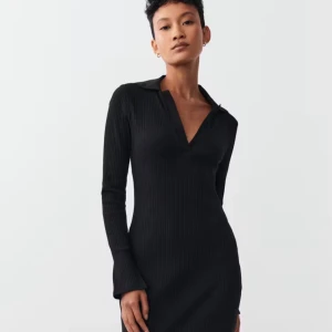 Svart ribbad klänning - Elegant svart ribbad klänning med lång ärm och v-ringad krage.  I storlek XS💗