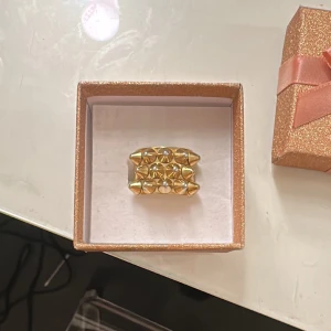 Edblad peak ring guld - Säljer även matchande örhängen!! Guldpläterad och i rostfritt stål, från Edblad i modellen ”peak ring Gold”❤️ storlek 17,5mm, har använts men är fortfarande i fint skick. 