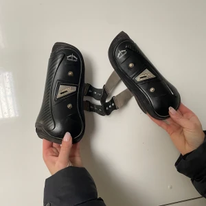 Verdus, Maya delores, Divoyh, hööks, Equifashion - Svarta verdus storlek S, 500kr. Luvor 50kr. Pannband 200kr 