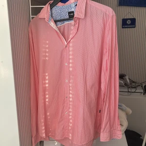 Hugo boss skjorta  - Hugo boss skjorta i storlek L/M, Helt ny utan lappar 