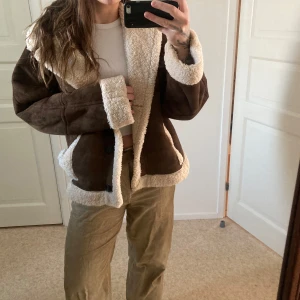 Brun mockajacka med teddyfoder - Brun mockajacka från topshop med vintagelook, endast använd någon gång. Varm och skön men snygg oversize passform 