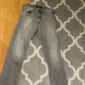 Replay jeans - Säljer ett par gråa Replay jeans! Dessa jeans passar dig som är runt 155-173. De är i ett mycket bra skick och de finns inga defekter alls! Hör av er vid minsta fundering😊.