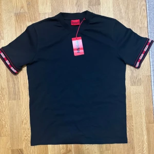 Hugo boss T-shirt - Helt ny Hugo boss tröja, storlek S. För liten på mig därför vill jag sälja vidare.