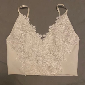 Topp med spets/brodyr - Kort topp från Bik Bok