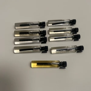 Testers från Essnce  - Säljer 9 olika testers från Essnce, fick dem i julkalendern men har redan dem, så helt oanvända.                                                                     1. Cotton clouds  2. Coco on the beach 3. High on chai 4. Sugar kiss 5. I am vanilla 6. Lady Essnce  7. Chocolat chaud  8. Sweet cara  9. Milky flower   Säljs styck för 25kr eller alla 9 för 200kr + frakt